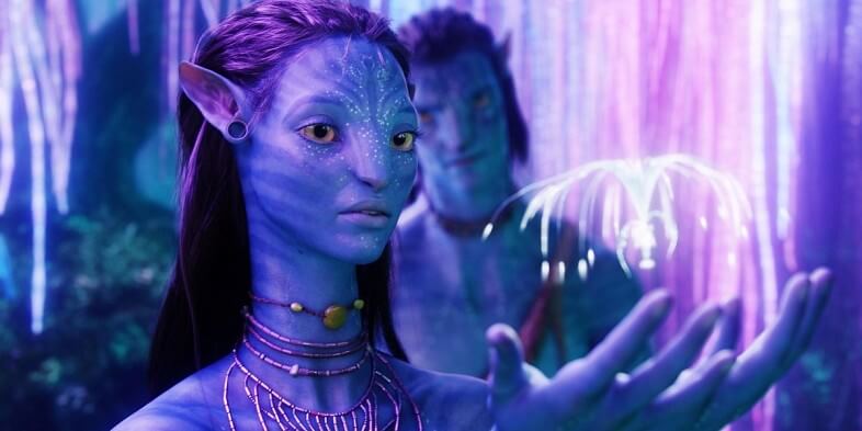 Neytiri holds an bioluminescent pine needle...
