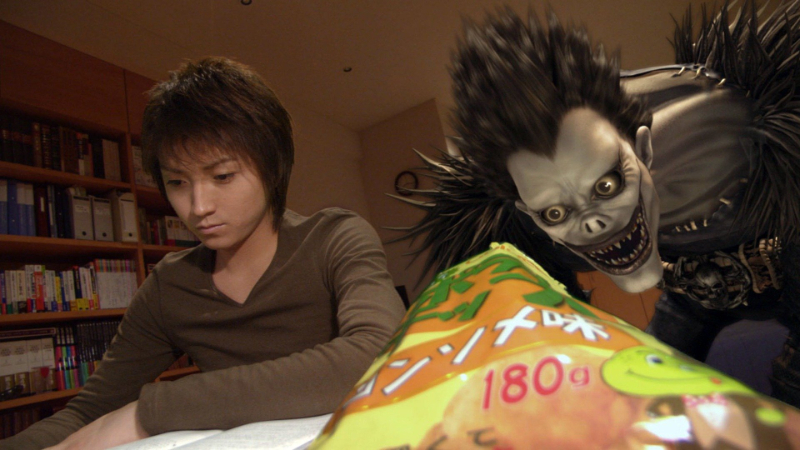 Light and Ryuk in the live-action adaptation of Death Note, a great version to watch while waiting for One Piece