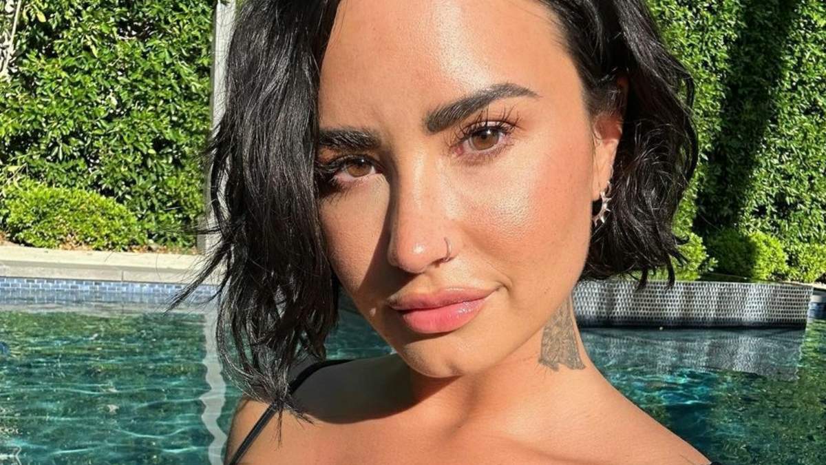 Demi Lovato FatShamed In Plunging Glitter Dress