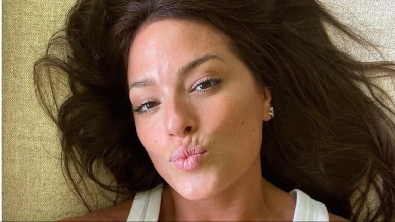 Ashley Graham pouts and clicks a selfie