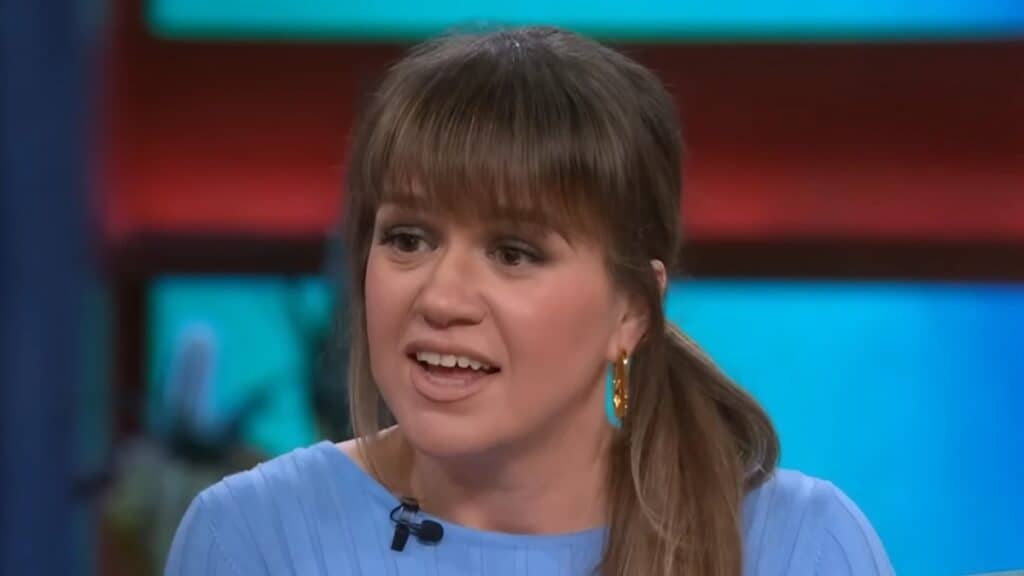 Kelly Clarkson Shows off Tiny Waist in Tight Skirt as She Drops Dating Bombshell Kelly Clarkson shows off weight loss and talks dating