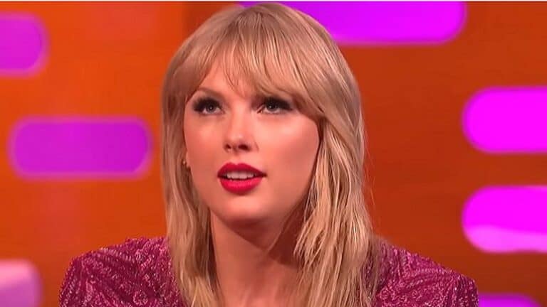 Taylor Swift Trapped, Forced To Choose Between Two She Loves Taylor Swift