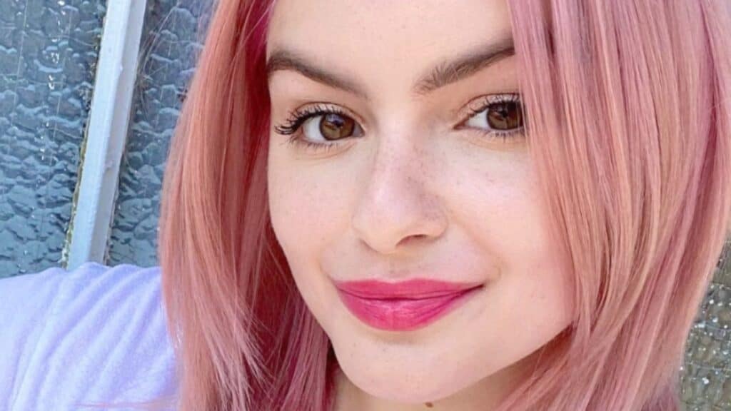 Ariel Winter’s ‘Inappropriate’ Sundress Malfunctions On A Windy Day Ariel Winter close up