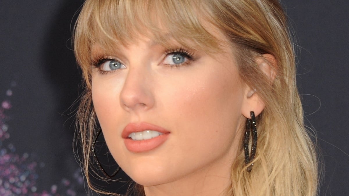 Taylor Swift Warned Short Dress And Thigh Boots ‘Tacky’