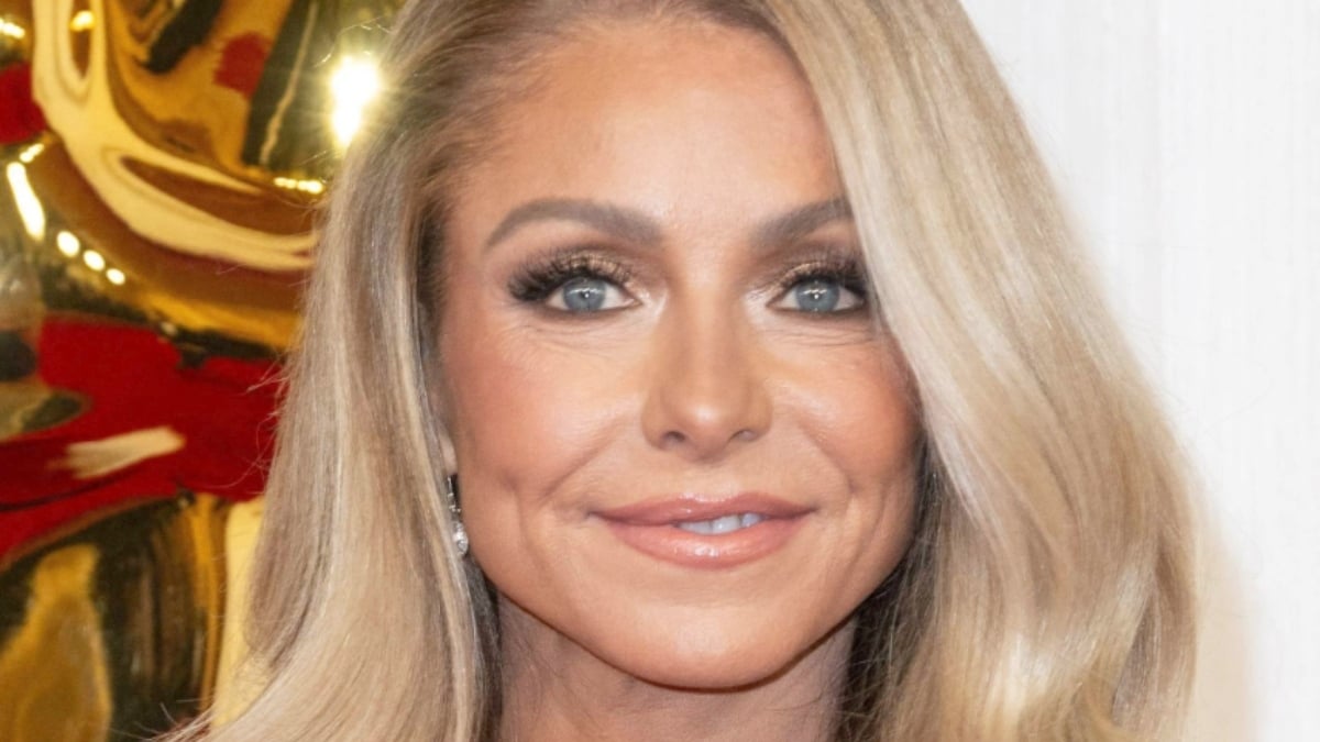 Kelly Ripa Criticized For Bathrobe Video While Raking In Cash