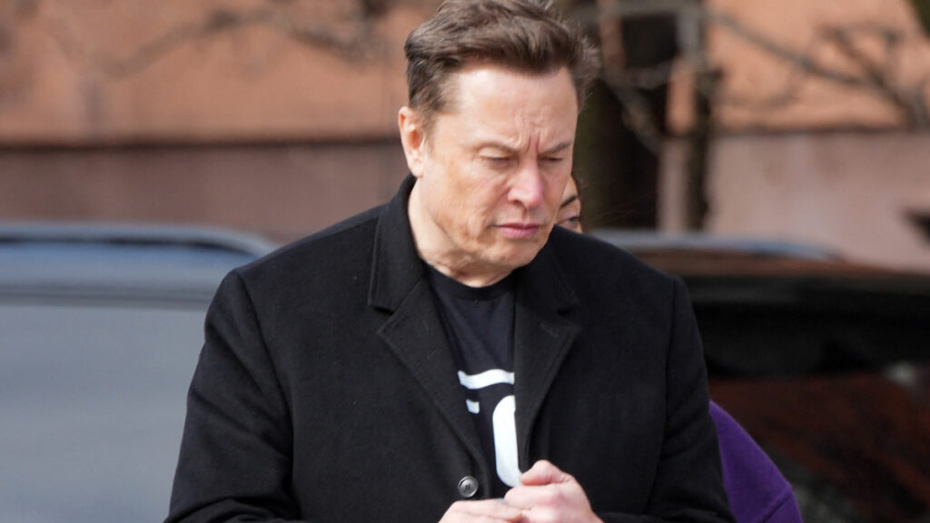 Photo of tech mogul and DOGE head Elon Musk outside the White House.