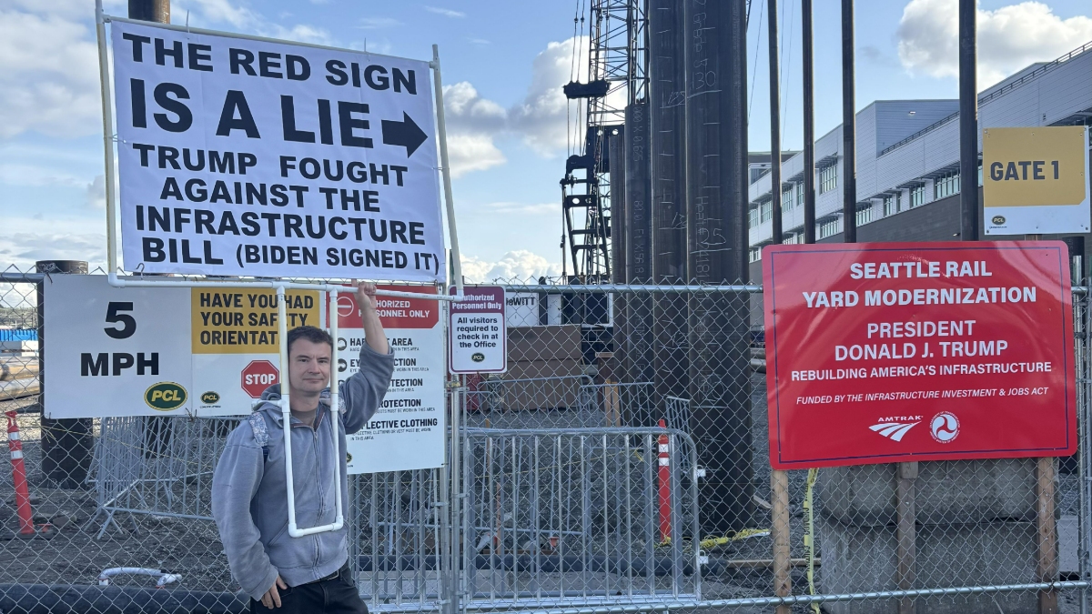 Human Sign Fact Checks Trump in Seattle: ‘The Red Sign Is a Lie’