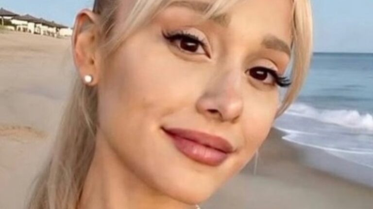 Ariana Grande close up