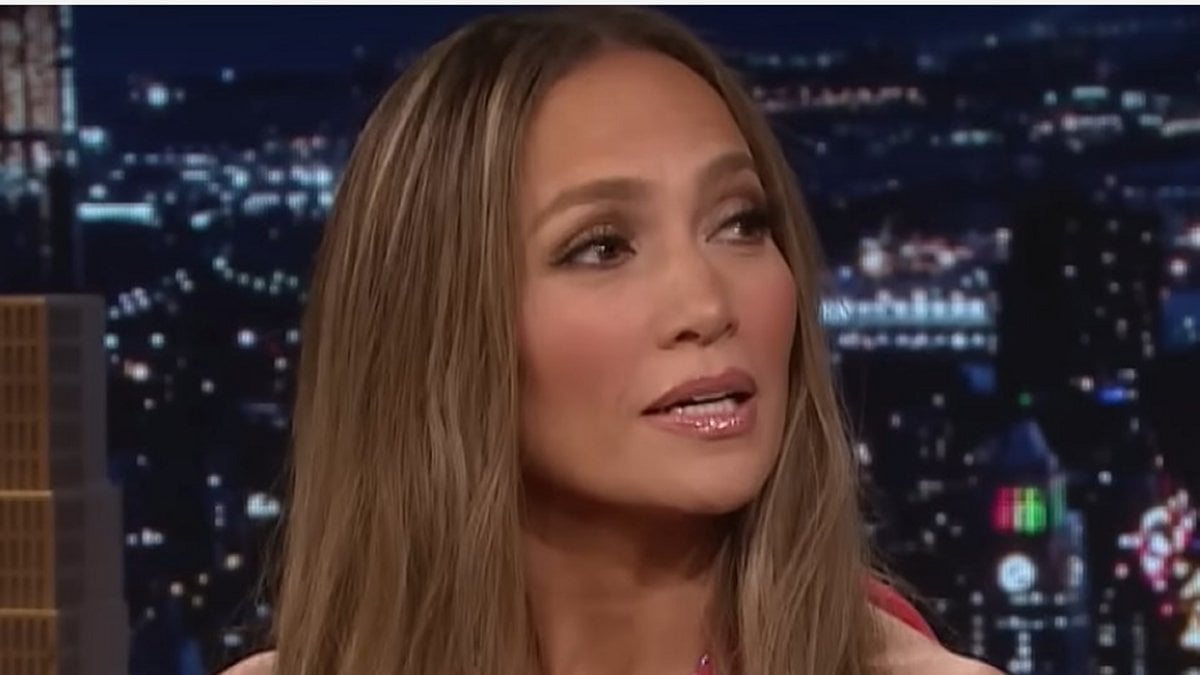Jennifer Lopez Pals Warn Her To Take It Down A Notch: ‘Embarrassing Her Family’