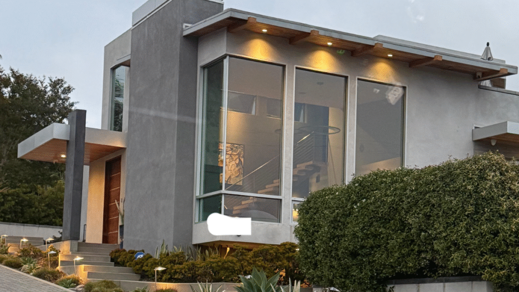 SoCal Amazon Courier Gets Yelled at and Threatened for Not Putting a Package at Mansion's Front Door