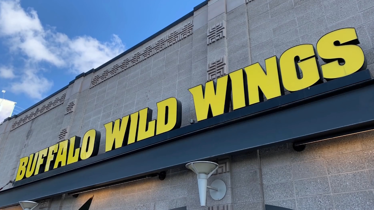 Buffalo Wild Wings Server Chases Minnesota Teen Girl Into Women’s Bathroom, Demanding Gender Proof: ‘Bathroom Policing Hurts All Women’