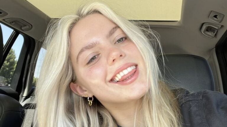 Renee Rapp selfie